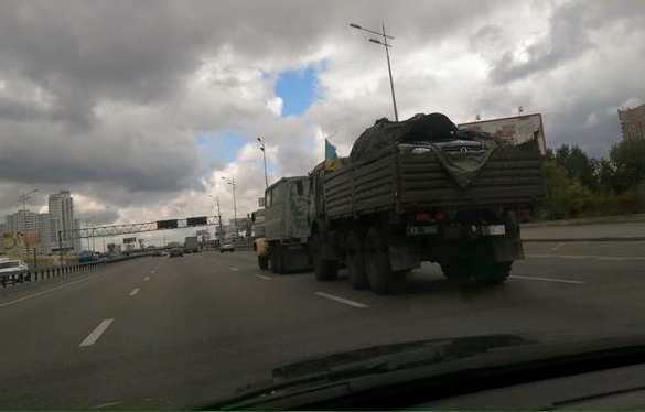 Из зоны «АТО» в Киев военнослужащие вывозят отнятые у мирных граждан автомобили (ФОТОФАКТ) | Русская весна