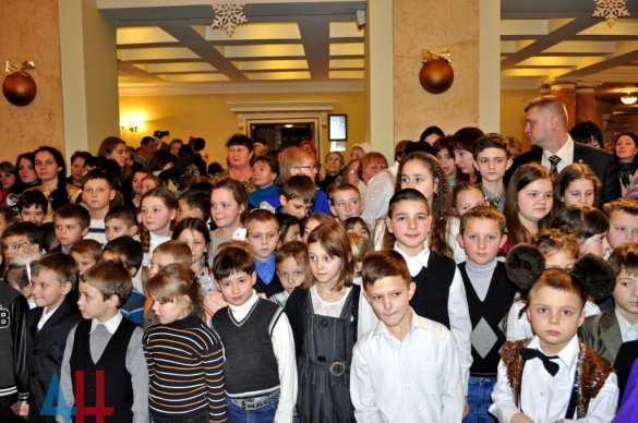 Большая новогодняя елка Главы ДНР собрала более 700 детей со всей Республики (ФОТОРЕПОРТАЖ) | Русская весна