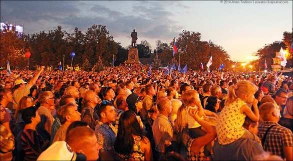 Тысячи Севастопольцев снова вышли на главную площадь города Тысячи Севастопольцев снова вышли на главную площадь города (фото/видео) | Русская весна