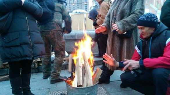 На Третьем Майдане запалили первые костры и начинают строить первую баррикаду (ФОТО) | Русская весна