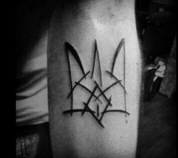 «Героям Слава!» на ягодицах: фотогалерея самых безумных «патриотических» тату | Русская весна