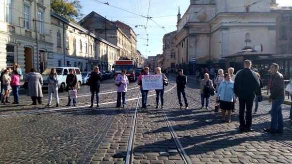 Матери ложатся на дорогу, чтобы их сыновей вернули с «АТО» во Львов (фотолента) | Русская весна