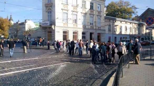 Матери ложатся на дорогу, чтобы их сыновей вернули с «АТО» во Львов (фотолента) | Русская весна