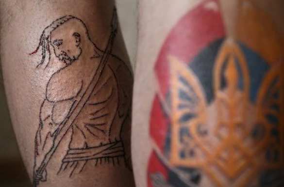 «Героям Слава!» на ягодицах: фотогалерея самых безумных «патриотических» тату | Русская весна