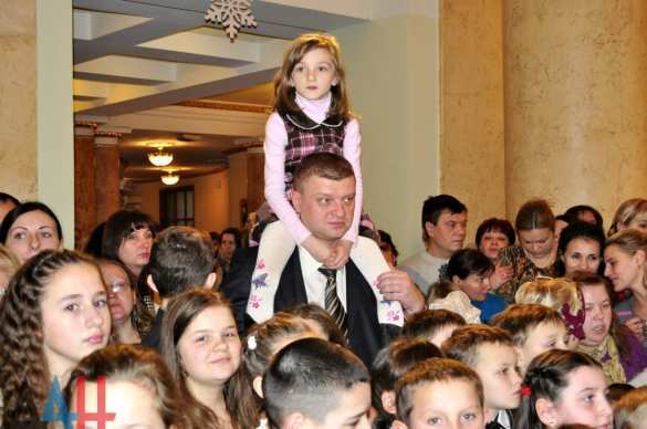 Большая новогодняя елка Главы ДНР собрала более 700 детей со всей Республики (ФОТОРЕПОРТАЖ) | Русская весна