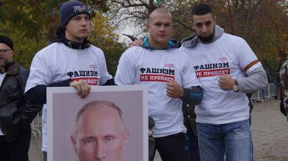 Екатеринбург В знак протеста против так называемого «марша мира» жители центра Москвы вывесили в окнах флаги ДНР и ЛНР (фото, видео) | Русская весна