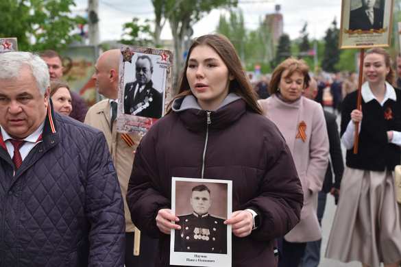 Глава ДНР возглавил многотысячное шествие «Бессмертного полка» в Донецке (ФОТО) | Русская весна
