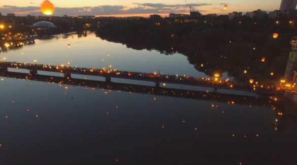 Сотни фонариков в ночном небе: Донбасс вспоминает погибших детей (ФОТО, ВИДЕО) | Русская весна