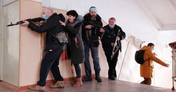 Зачем по украинскому ТВ показывают учения бабушек с деревянными автоматами? (ФОТО) | Русская весна