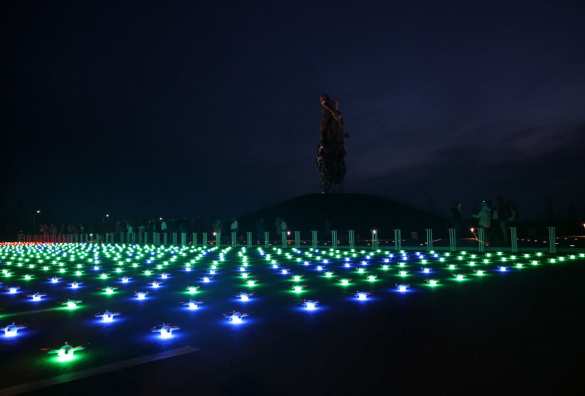 Потрясающее зрелище: тысячи дронов в небе над Ржевским мемориалом (ФОТО, ВИДЕО) | Русская весна