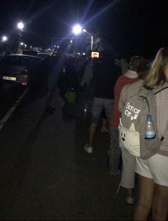 Очередь на границе с Крымом: пункты пропуска закрываются (ФОТО) | Русская весна