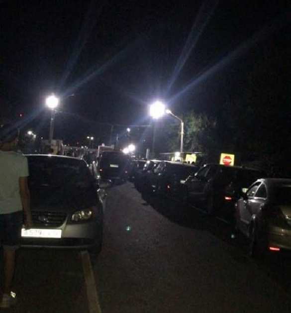 Очередь на границе с Крымом: пункты пропуска закрываются (ФОТО) | Русская весна