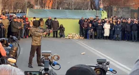 Армянская оппозиция под бурные аплодисменты «расстреляла» Пашиняна (ФОТО, ВИДЕО) | Русская весна