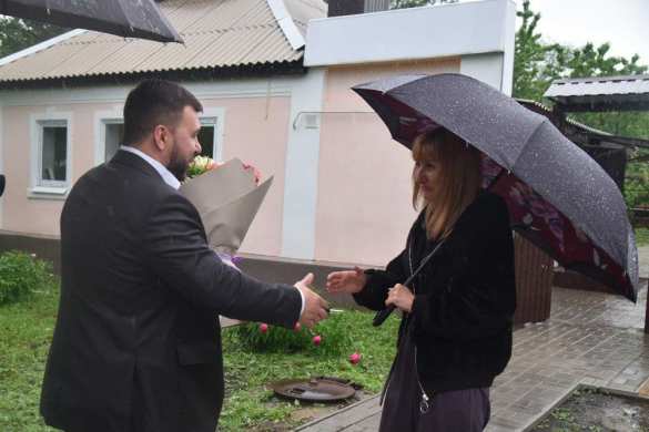 Глава ДНР вручил ключи от дома семье погибшего героя (ФОТО) | Русская весна