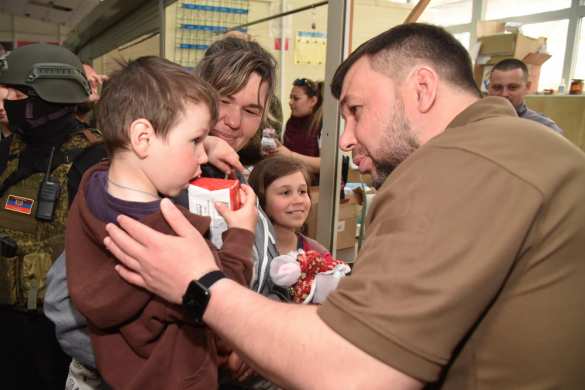 Глава ДНР вручил первое в Мариуполе свидетельство республиканского образца о рождении ребёнка | Русская весна