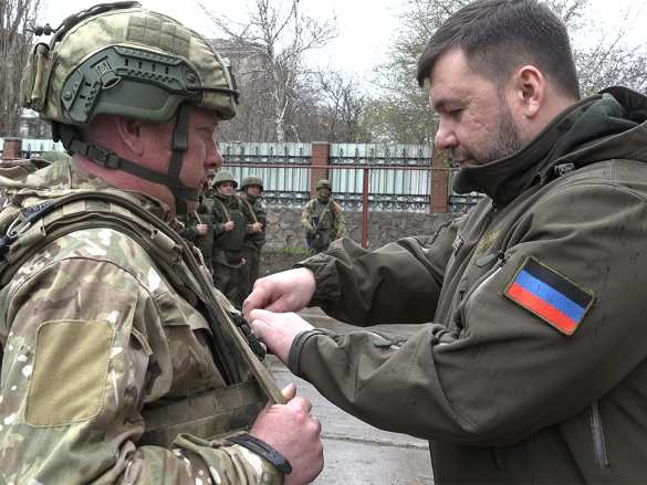 «Победа близка»: Глава ДНР наградил героев за подвиги в боях с украинскими оккупантами (ФОТО, ВИДЕО) | Русская весна
