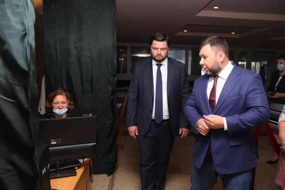 Глава ДНР проверил ход онлайн-голосования (ФОТО) | Русская весна