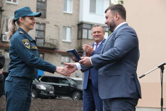 Глава ДНР вручил ключи от квартир спасателям Республики (ФОТО) | Русская весна