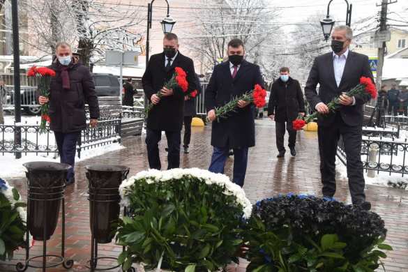 Глава ДНР возложил цветы к памятнику Богдану Хмельницкому в Симферополе (ФОТО) | Русская весна