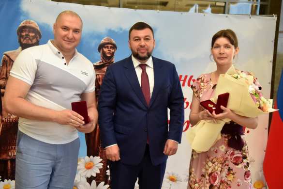 «Сильное государство невозможно без крепкой семьи»: глава ДНР наградил многодетные семьи (ФОТО) | Русская весна