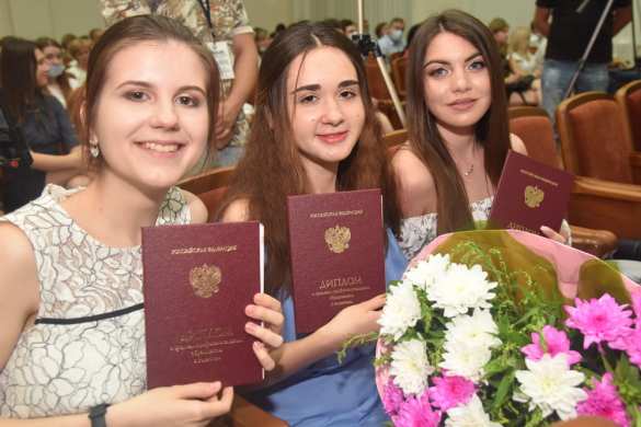 Пушилин вручил выпускникам первые в истории ДНР российские дипломы (ФОТО, ВИДЕО) | Русская весна