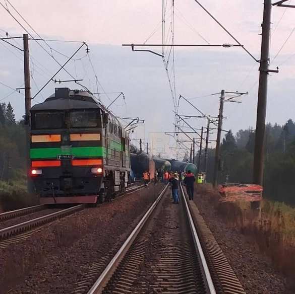Трагедия на железной дороге: машинист погиб после схода тепловоза в Ленобласти (ФОТО) | Русская весна