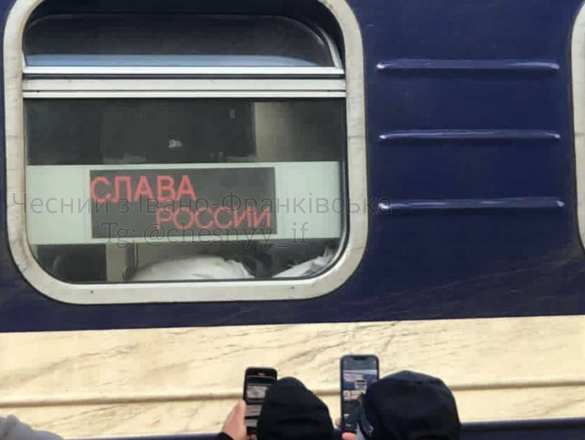 Надпись «Слава России» на электронном табло поезда в Закарпатской области вызвала истерику на Украине (ФОТО) | Русская весна