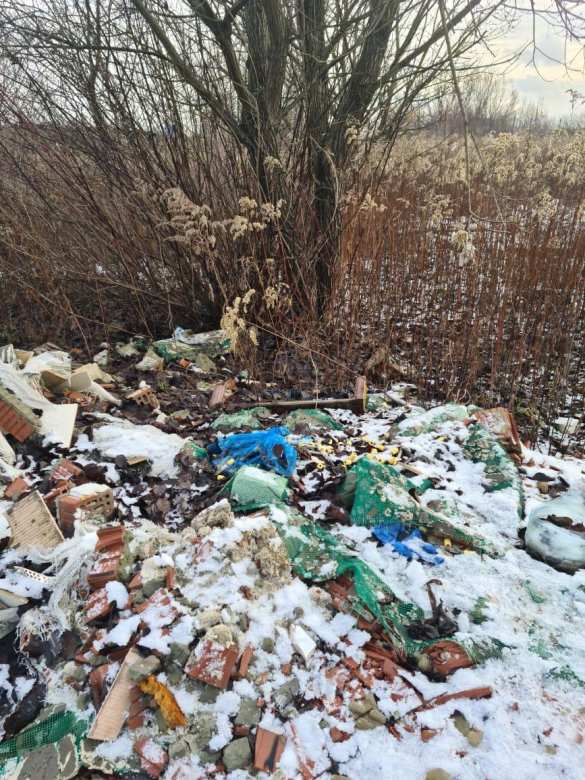 Гора пробирок с кровью: подо Львовом нашли пугающую свалку (ФОТО) | Русская весна