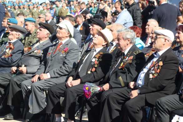 Глава ДНР и гости из России, ЛНР и Южной Осетии приняли участие в съезде ветеранов «Защитники России» на Саур-Могиле (ФОТО) | Русская весна