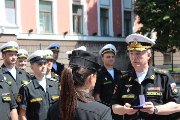 Опубликованы кадры награждения потерявшей туфлю на параде Победы девушки (+ФОТО, ВИДЕО) | Русская весна