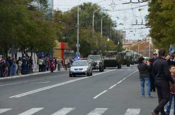 Мариуполь пытаются удержать украинством: шествия в вышиванках, мини-парады. А за городом стрельба (фото, видео) | Русская весна