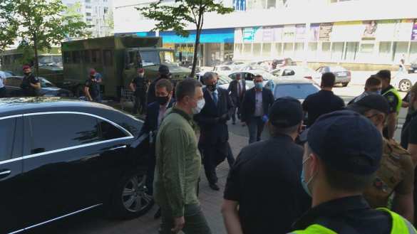 Балаган у Госбюро расследований: Порошенко наконец прибыл на допрос (ФОТО, ВИДЕО) | Русская весна