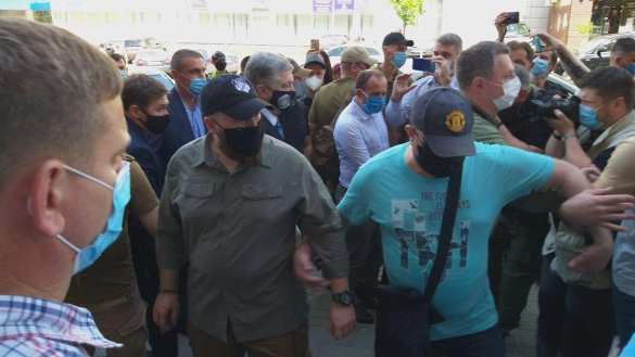Балаган у Госбюро расследований: Порошенко наконец прибыл на допрос (ФОТО, ВИДЕО) | Русская весна