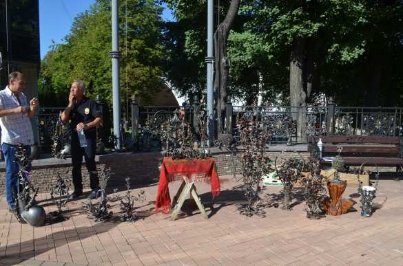 Розы и гильзы: удивительные кованые скульптуры в Донецке (ФОТО) | Русская весна