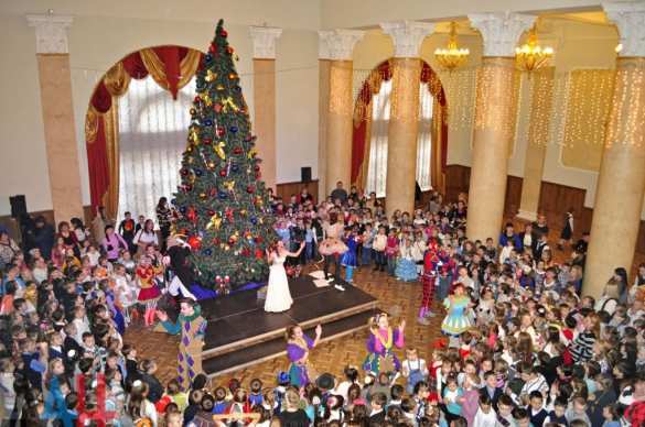 Большая новогодняя елка Главы ДНР собрала более 700 детей со всей Республики (ФОТОРЕПОРТАЖ) | Русская весна