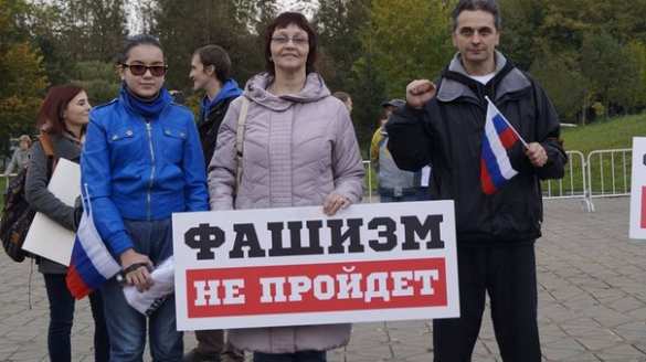 Екатеринбург В знак протеста против так называемого «марша мира» жители центра Москвы вывесили в окнах флаги ДНР и ЛНР (фото, видео) | Русская весна