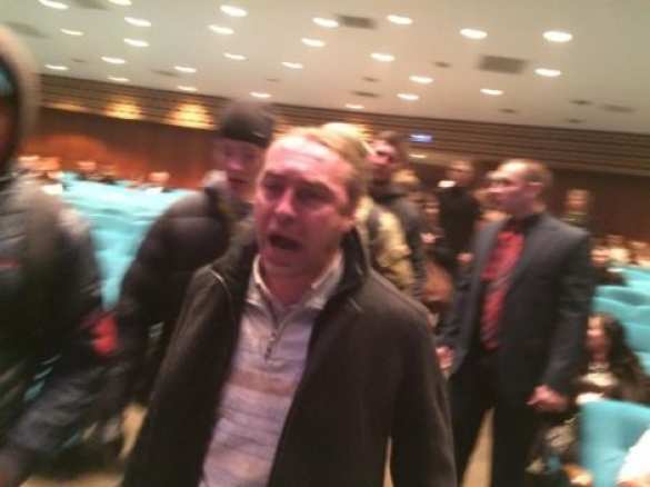 Поклонники Ани Лорак прогнали радикала-свободовца Мирошниченко, который забрался на сцену с громкоговорителем (видео/фото) | Русская весна