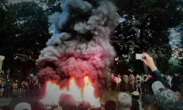 Участники нацистского шествия в Киеве подожгли шины возле стадиона Динамо (ФОТО, ВИДЕО) | Русская весна