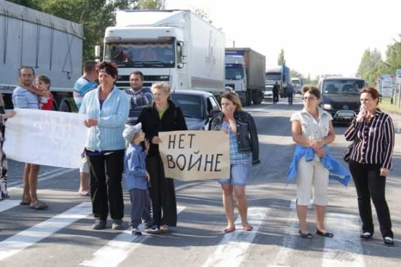 В Акимовском районе Запорожья стратегическую трассу перекрыли родственники военнослужащих (фото, видео) | Русская весна