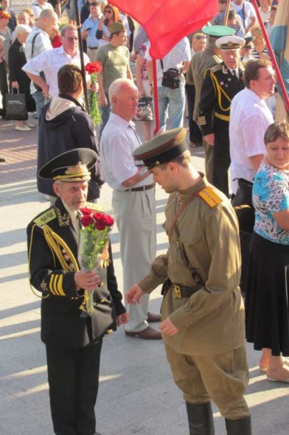 В Харькове годовщину освобождения от фашистов отметили митингами, потасовками и взрывом на железной дороге (фото, видео) | Русская весна