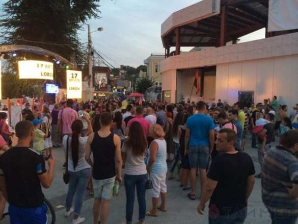 Одесская милиция разогнала активистов Майдана, пытавшихся сорвать концерт Ани Лорак (фото, видео) | Русская весна