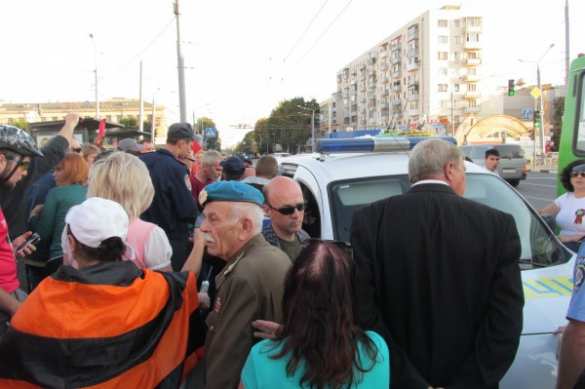 В Харькове годовщину освобождения от фашистов отметили митингами, потасовками и взрывом на железной дороге (фото, видео) | Русская весна