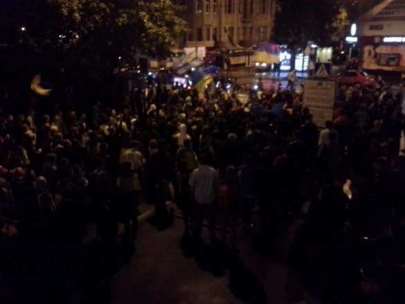 В Харькове участники митинга у консульства РФ забросали здание петардами (фото+видео)  | Русская весна