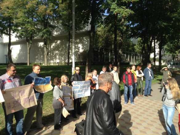Ростов-на-Дону В знак протеста против так называемого «марша мира» жители центра Москвы вывесили в окнах флаги ДНР и ЛНР (фото, видео) | Русская весна