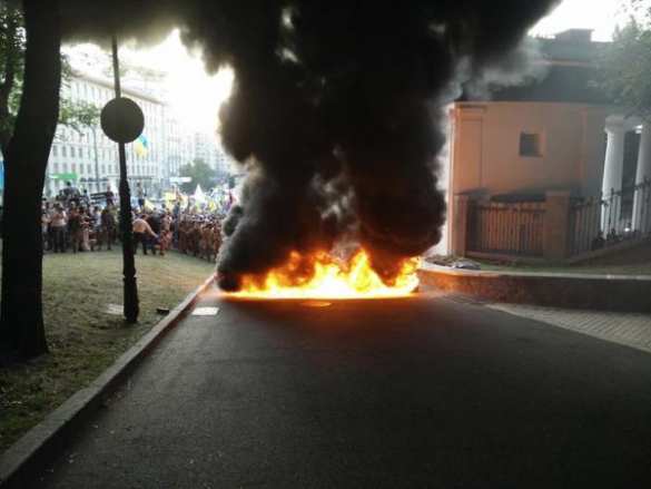 Участники нацистского шествия в Киеве подожгли шины возле стадиона Динамо (ФОТО, ВИДЕО) | Русская весна