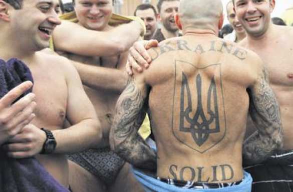 «Героям Слава!» на ягодицах: фотогалерея самых безумных «патриотических» тату | Русская весна