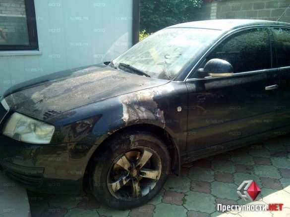 В Николаеве жгут машины с украинской символикой (фото) | Русская весна