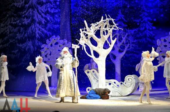 Большая новогодняя елка Главы ДНР собрала более 700 детей со всей Республики (ФОТОРЕПОРТАЖ) | Русская весна