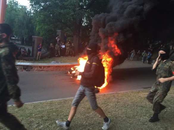 Участники нацистского шествия в Киеве подожгли шины возле стадиона Динамо (ФОТО, ВИДЕО) | Русская весна