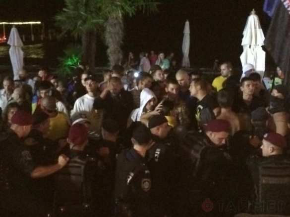 Одесская милиция разогнала активистов Майдана, пытавшихся сорвать концерт Ани Лорак (фото, видео) | Русская весна